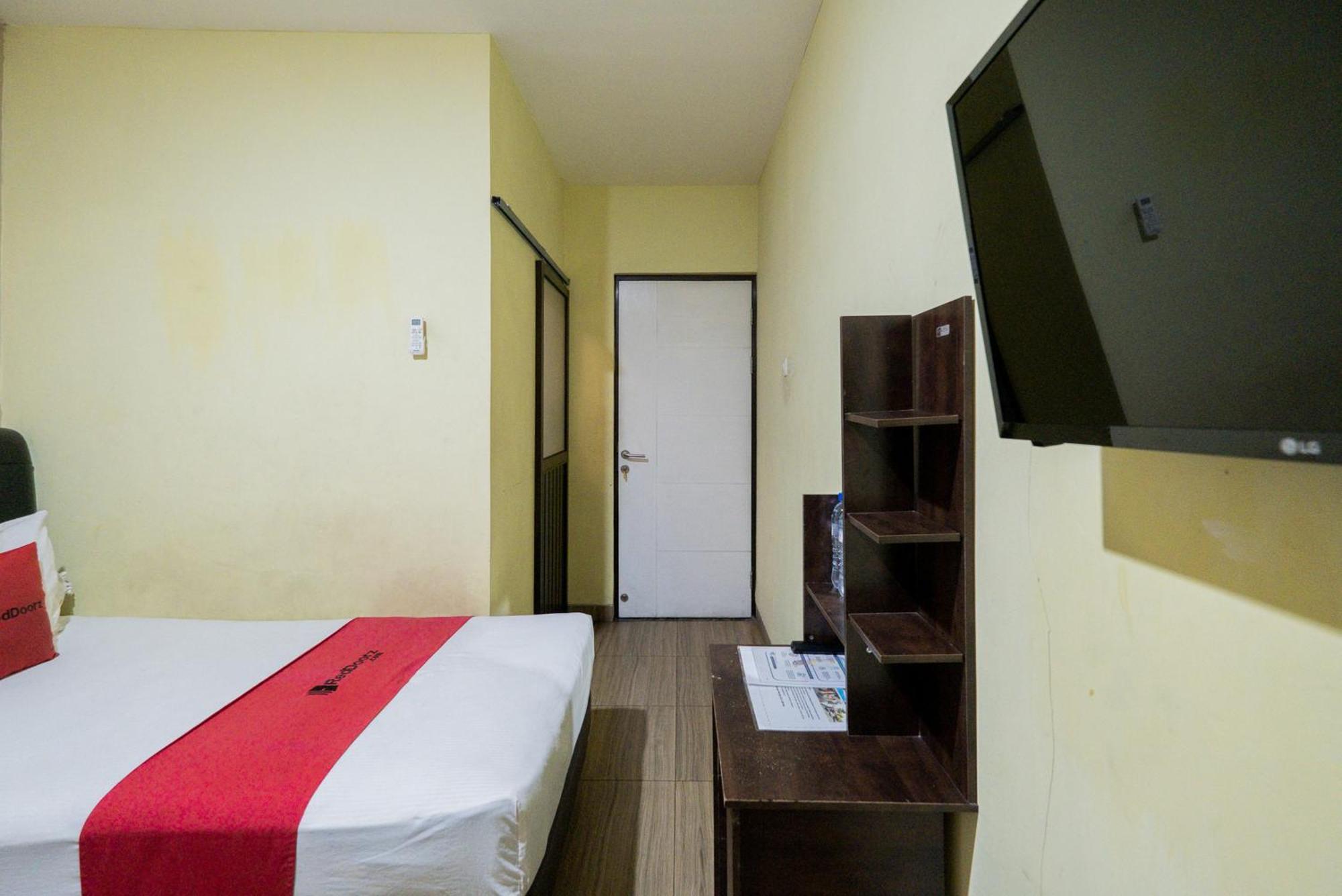 Hotel RedDoorz near Surabaya Town Square Exterior foto
