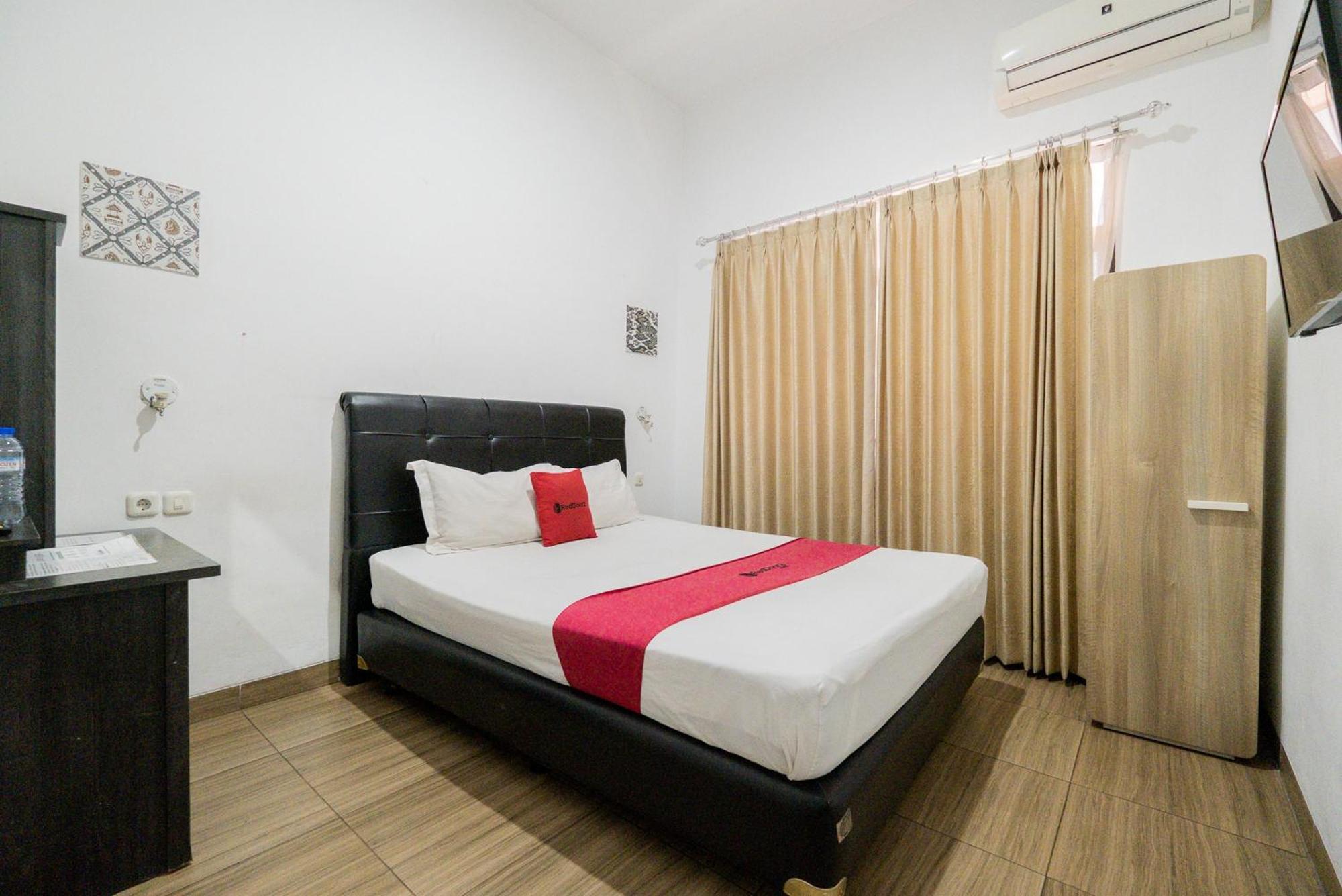 Hotel RedDoorz near Surabaya Town Square Exterior foto