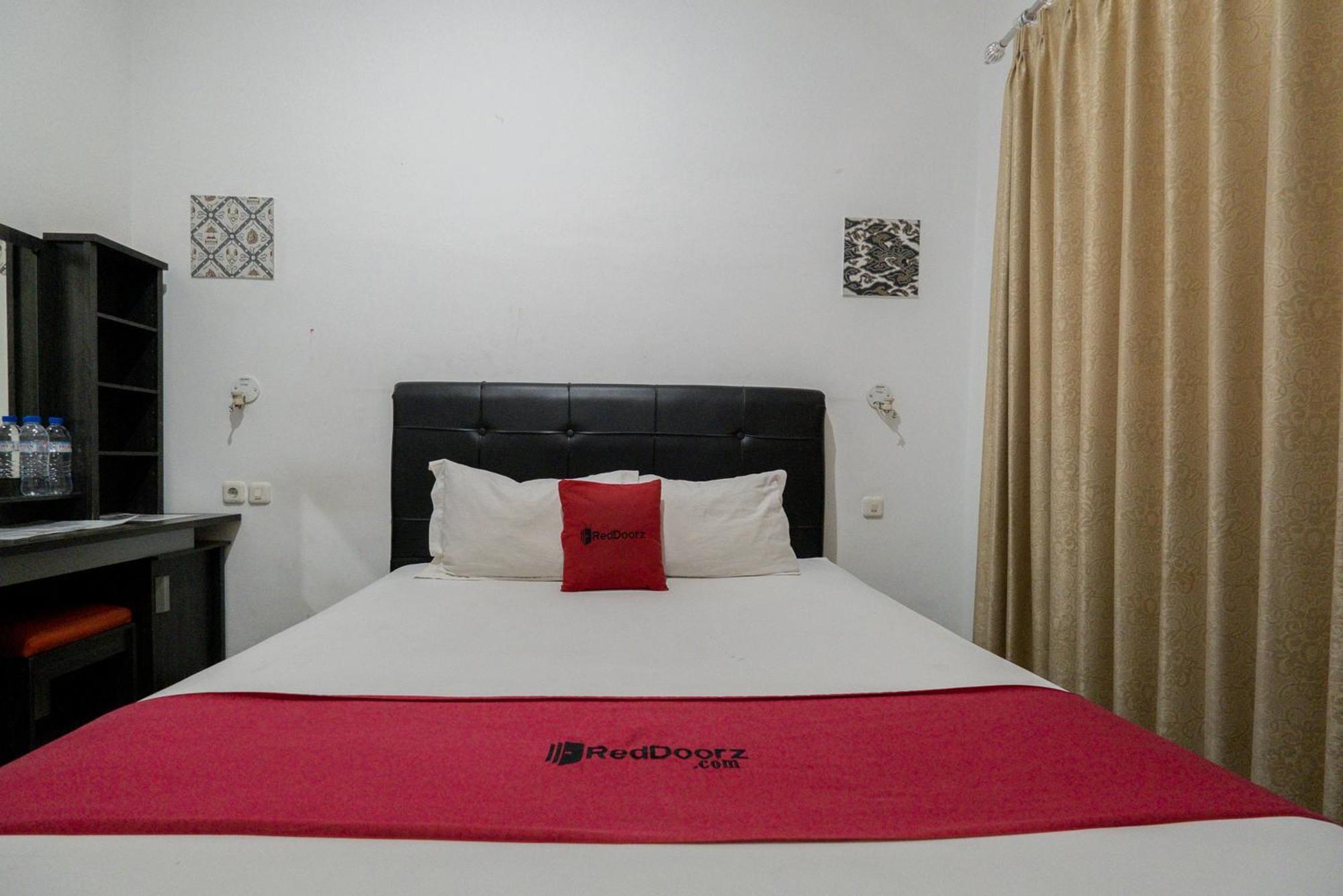 Hotel RedDoorz near Surabaya Town Square Exterior foto