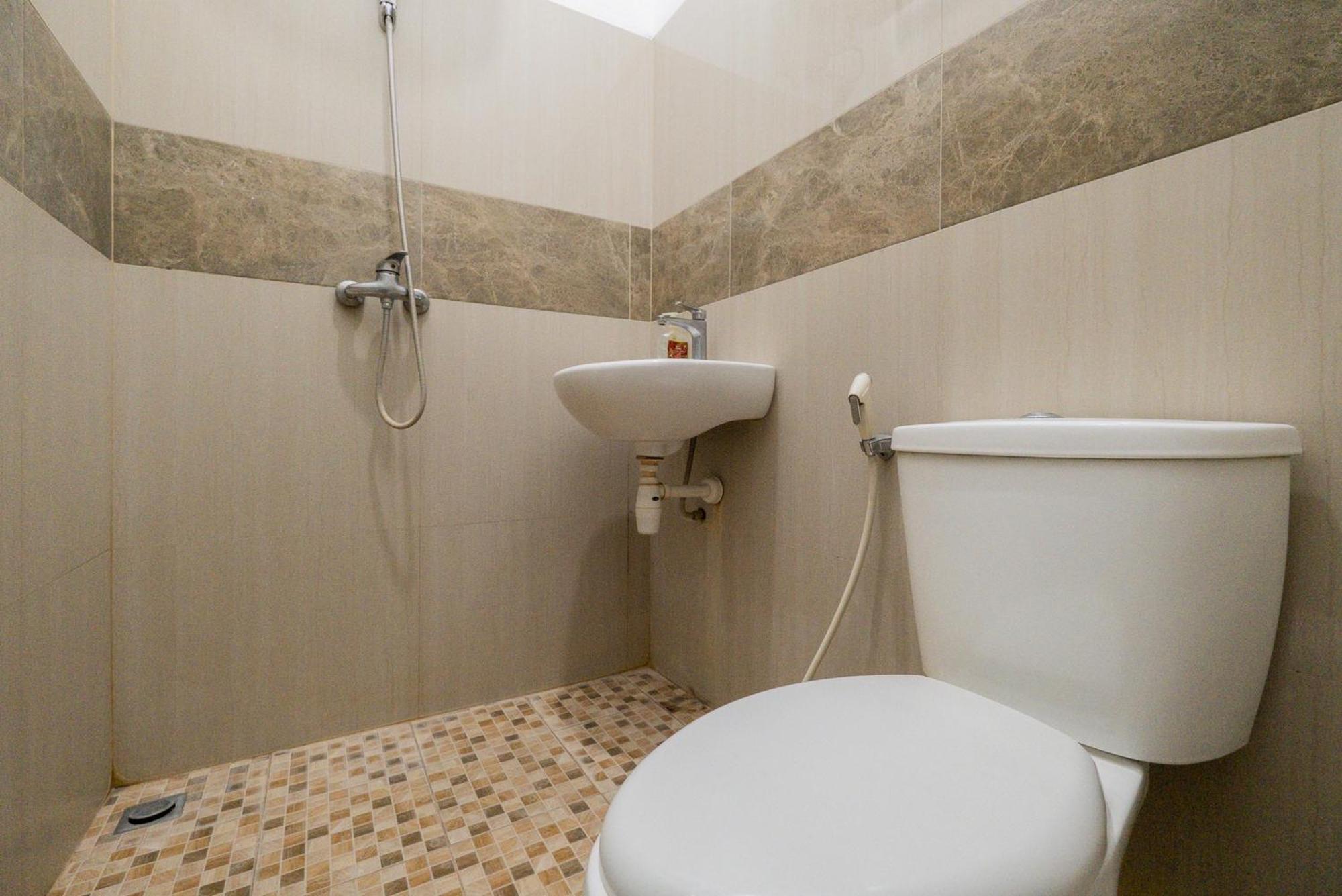 Hotel RedDoorz near Surabaya Town Square Exterior foto