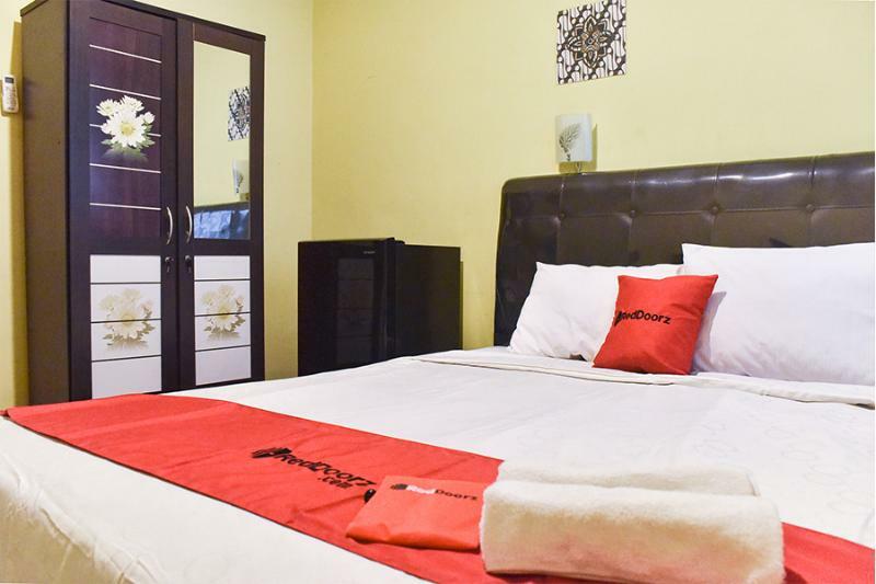 Hotel RedDoorz near Surabaya Town Square Exterior foto